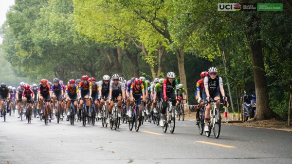 旺发速配 环崇明岛女子公路自行车世巡赛开赛，“错位发展”点亮崇明赛事经济